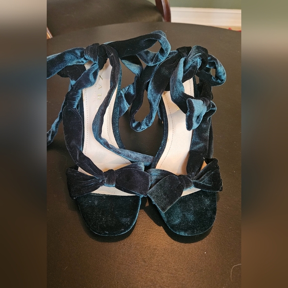 ZARA Dark emerald green velvet tie up pump heels. Size 7 - Picture 8 of 16